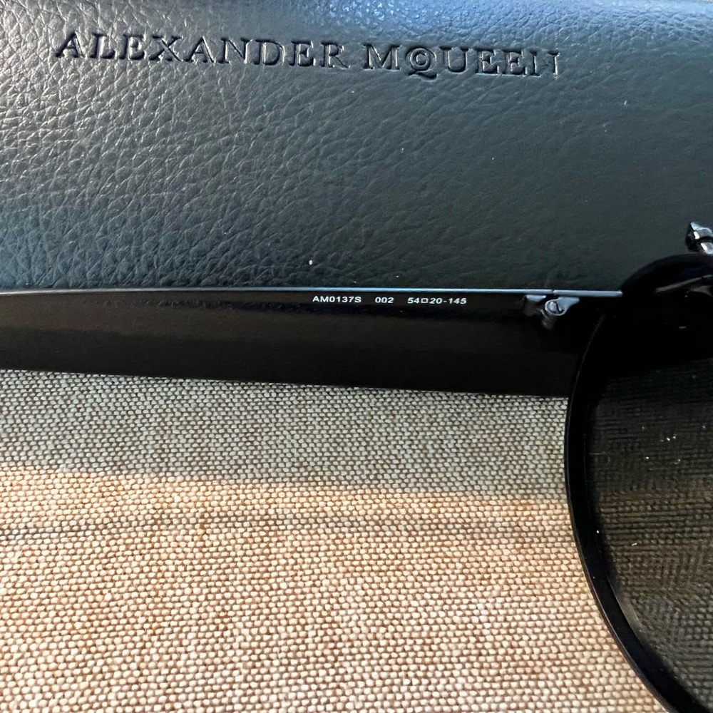 Alexander Mqueen Sunglasses AMO137S - Picture 5 of 5